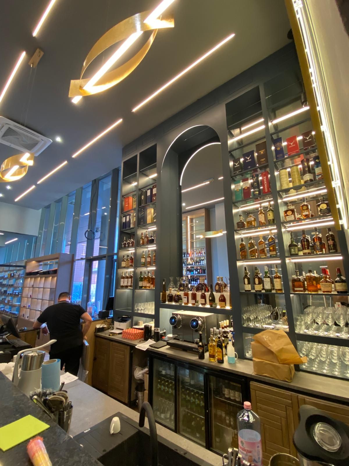 Bar cu vitrine iluminate