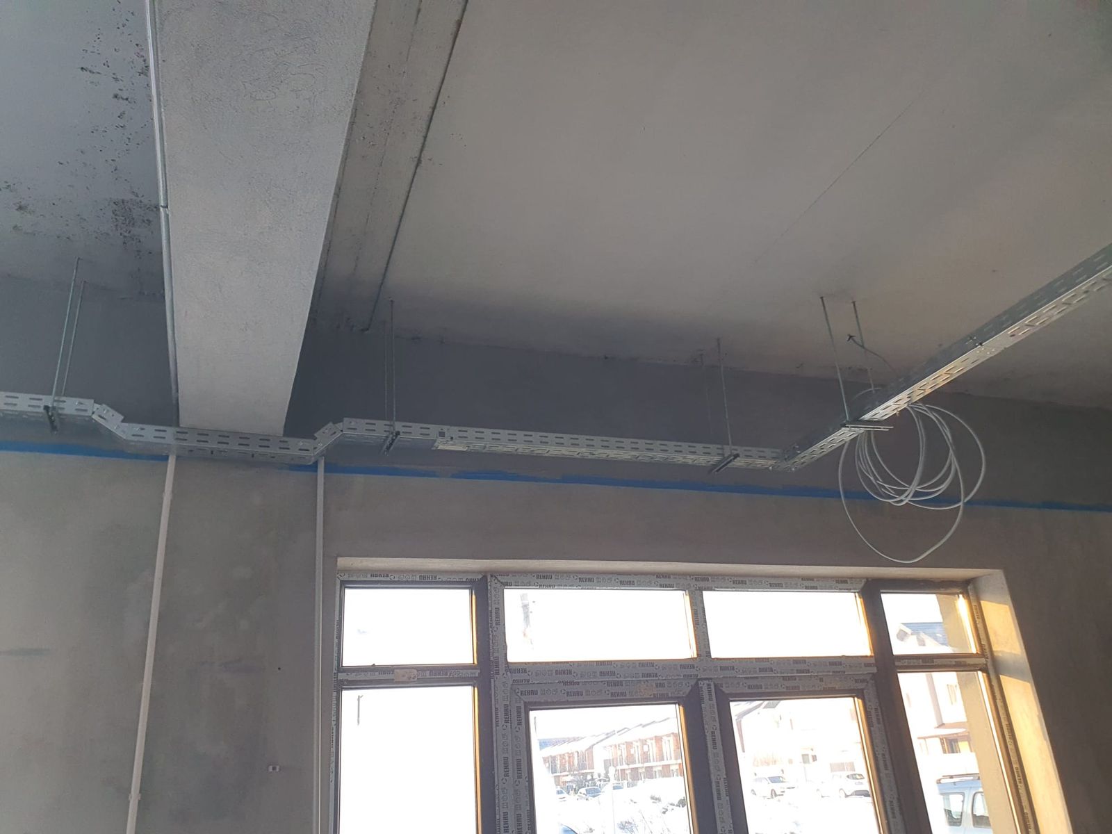 Trasee pe paturi de cabluri sub planșeu