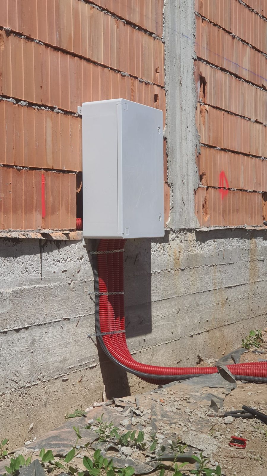 Cutie de distribuție montată pe fațadă
