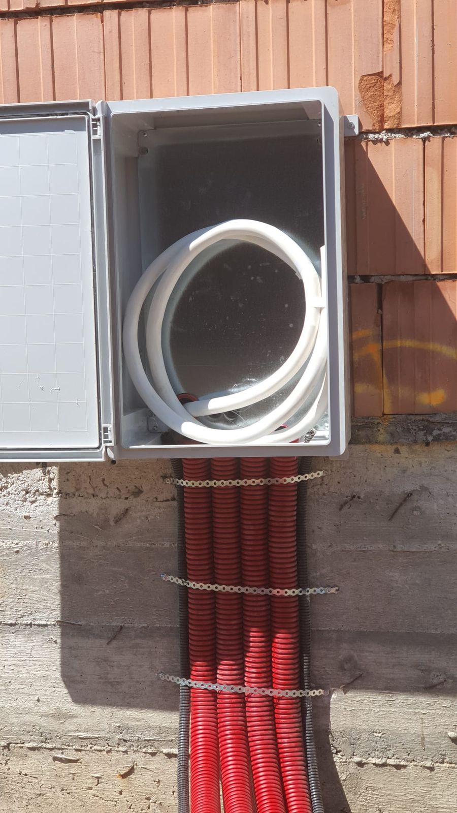 Cutie de distribuție cu tuburile de protecție grupate